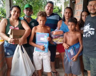 Ex vice prefeito Fabiano Lopes entrega cestas básicas a varias famílias da cidade de Morros