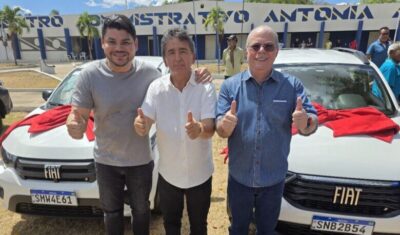Hildo Rocha, Guilherme Paz e Zezão entregam veículos para a gestão municipal