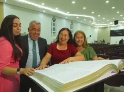 Mais de 10 kg e 888 páginas: Fiéis da Assembleia de Deus confeccionam Bíblia gigante transcrita à mão