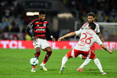 Flamengo vence Internacional e abre pequena vantagem nas oitavas da Copa Libertadores