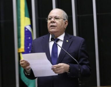 Deputado Hildo Rocha homenageia vigilantes na Câmara