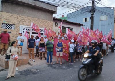 Fátima Araújo recebe carinho dos moradores do bairro Santo Antônio