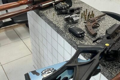 NO ÂMBITO DA OPERAÇÃO GUARDIÃO, POLÍCIA CIVIL CUMPRE MANDADOS DE BUSCA DOMICILIAR,  APREENDE GRANDE QUANTIDADE DE ARMAS E MUNIÇÕES EM SÃO BENTO E PRENDE TRÊS PESSOAS
