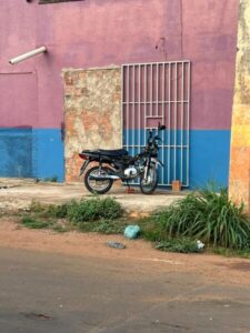 Mulher procura motorista que a atropelou em Pastos Bons para arcar com prejuízos