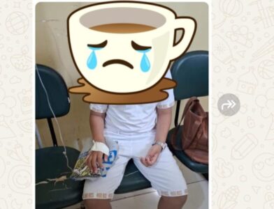 Imagem de uma criança tomando soro no Materno Infantil sentado numa cadeira choca população