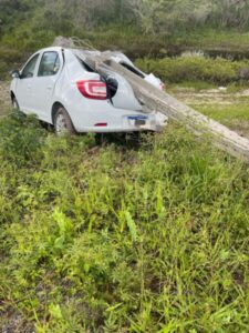 Mulher derruba poste e provoca morte de motociclista na BR-402