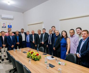 Pedro Lucas é homenageado em Pastos Bons e anuncia R$ 1 milhão para a saúde do município