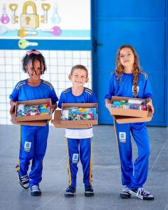 Alunos de Timon iniciam 2° semestre letivo recebendo kits escolares completos e fardamento