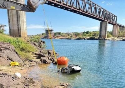 Após oito meses, primeira caminhonete é retirada do Rio Tocantins no local da ponte que desabou