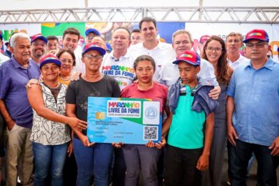 Rafael Brito e Carlos Brandão entregam cartões do programa Maranhão Livre da Fome em Timon