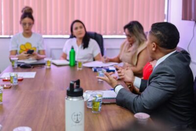 Penha cobra benefícios sociais em reunião na SEMCAS