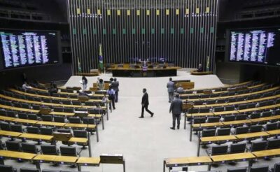 Deputados analisam PEC que dificulta prisão de parlamentares