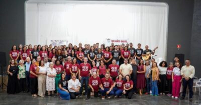 Prefeitura anuncia compromisso de ofertar tênis para os estudantes durante aniversário do Projeto Mãos Dadas