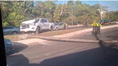 Acidente deixa trânsito lento na Avenida dos Africanos