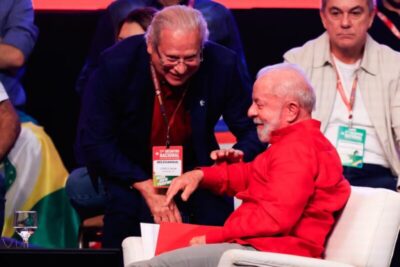 Durante evento do PT, Lula homenageia políticos condenados na Lava Jato e Mensalão, que comemoram retorno à cena política com gritos de ‘justiça’.