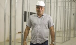 Prefeito Joãozinho Pavão vistoria obra de construção da Policlínica Helenense