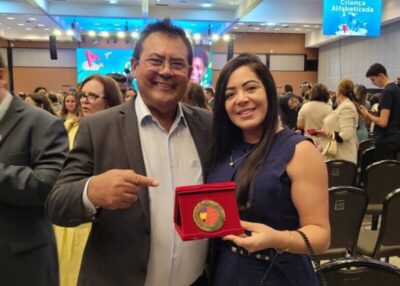 Em Brasília, Prefeito Raimundinho recebe Selo do Compromisso Nacional da Alfabetização