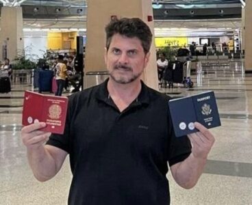 Senador Marcos do Val desembarca em Brasília e deixa o aeroporto com tornozeleira após viagem aos EUA