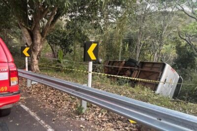 Micro-ônibus capota em rodovia do Mato Grosso e deixa dois mortos e 34 feridos