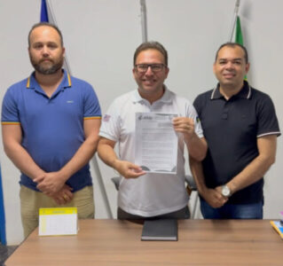 Prefeito Léo do Banco propõe reajuste de 6,27% para professores de Jatobá, acima do piso nacional