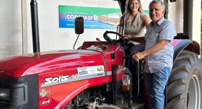 Prefeita Danielly Trabulsi comemora conquista de trator para os agricultores de São Roberto