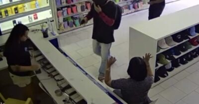 Vídeo: Loja é alvo de assaltantes em plena luz do dia em Santo Antônio dos Lopes