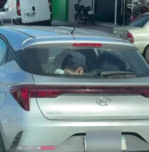 Caos no transporte: Trabalhador pega carona no porta-malas de carro em São Luís
