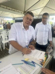 Prefeito KLEBER TRATORZÃO, assina convênio e parceria para melhorar a Educação de São Domingos do Maranhão