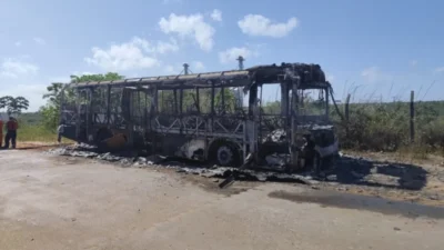 Criminosos ateiam fogo em ônibus do Porto Grande em São Luís