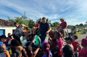 Prefeita Fechinha realiza entrega de peixe na sede e zona rural de Central do Maranhão