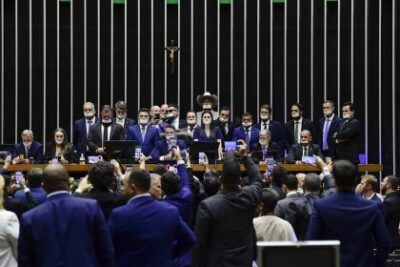 Deputados e senadores fazem vigília e obstruem pautas do Congresso Nacional