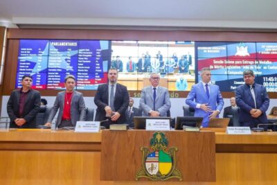 Iracema Vale participa da assinatura de MP que reajusta salário dos professores da educação básica