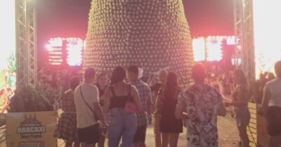 Abacaxi gigante atrai atenção em parque junino.