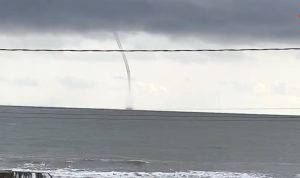 Tromba d’água é registrada na Praia de Panaquatira, na Grande Ilha