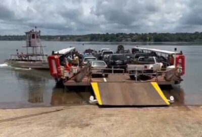 VÍDEO: Balsa confiscada pela Prefeitura de Estreito para travessia de carros, motos e caminhões leves entra em operação entre MA e TO