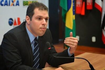 Na ânsia de jogar professores contra o governador, deputado dinista acaba por praticar crime