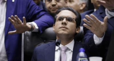 Motta “dá a senha” e deve cassar mandato de Eduardo Bolsonaro