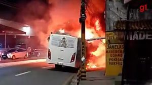 Ônibus do transporte coletivo pega fogo em São Luís