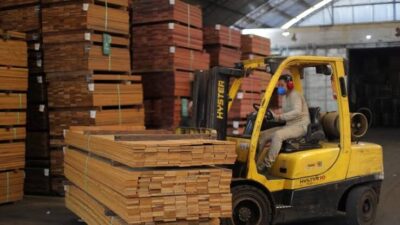 Exportações caem com tarifaço dos EUA e indústrias recorrem a férias coletivas
