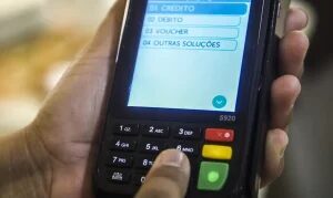 Número de famílias endividadas cai pelo segundo mês consecutivo