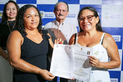 Dr. Julinho entrega títulos de propriedade a famílias em São José de Ribamar