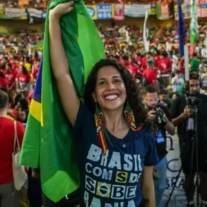 Fã de Taylor Swift e de Nicolás Maduro: conheça a nova presidente da UNE