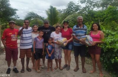 Laura Pinho e seu grupo distribui Cestas Básicas e peixe na semana santa em Cachoeira Grande