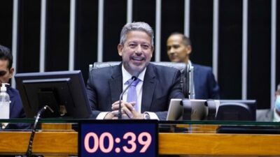 Deputado Federal Arthur Lira é reeleito para comandar a Câmara com votação recorde