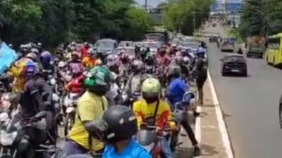 Mototaxistas fazem buzinaço após morte de trabalhador