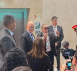 Moraes se encontra com influencer ‘advogado do Xandão’ no STF e faz piada: ‘Para me defender nos EUA’