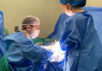 Após 20 anos em silêncio, homem volta a ouvir com cirurgia inédita no RS viabilizada por ação da Defensoria Pública