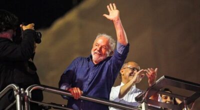 Lula volta a São Paulo após descanso na Bahia e deve liderar equipe de transição