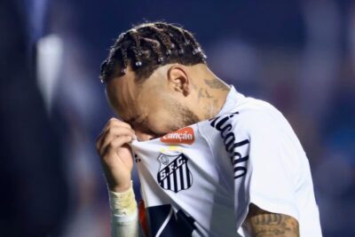 Imprensa repercute choro e ‘humilhação’ de Neymar após goleada do Santos: ‘Uma criança’