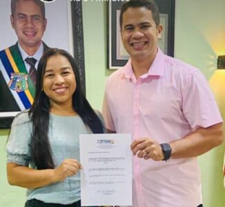 Prefeito Calvet Filho da posse a nova Secretária Municipal de Assistência Social Daniele Matos